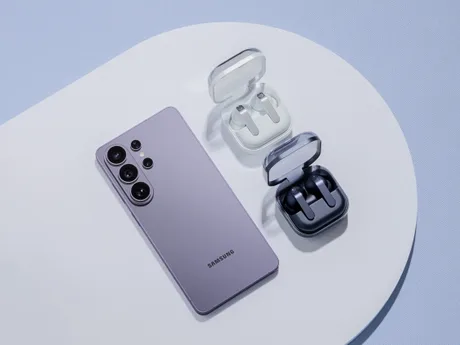 Un smartphone Samsung și căști Galaxy Buds4 Pro pe un fundal minimalist.