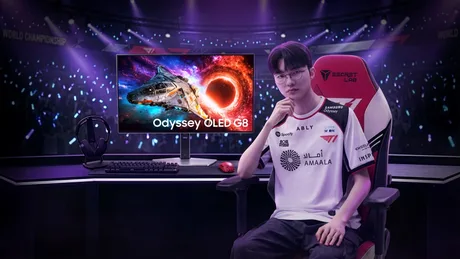 Jucător profesionist de gaming alături de monitorul Odyssey OLED G8 în cadrul unui eveniment.