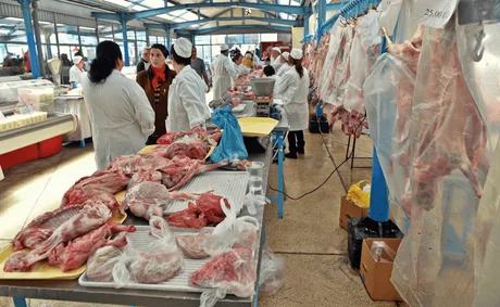 Controale ANPC la comercianții de carne de miel și restaurante.