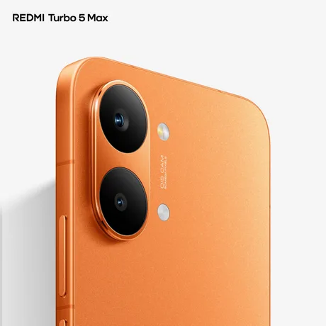 Detaliu al camerei unui telefon cu design modern și culoare vibrantă.