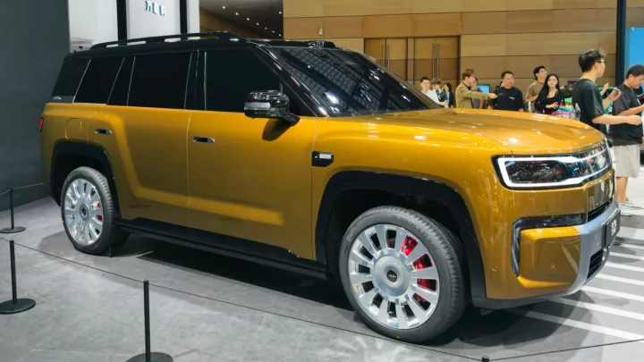 SUV-ul hibrid Fang Cheng Bao Ti 9, cu design robust și tehnologie avansată.