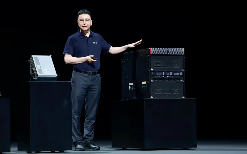 Prezentare a plăcii de accelerare AI Atlas 350 de către un reprezentant Huawei.