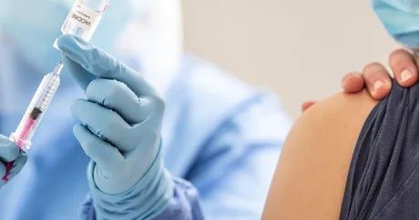 Administrare de vaccin personalizat împotriva melanomului, cu imunoterapie asociată.
