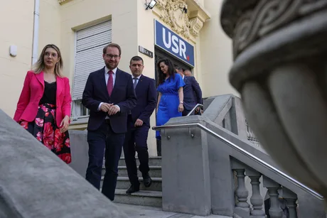Reprezentanți USR discutând despre refuzul de a susține Guvernul Veștea.