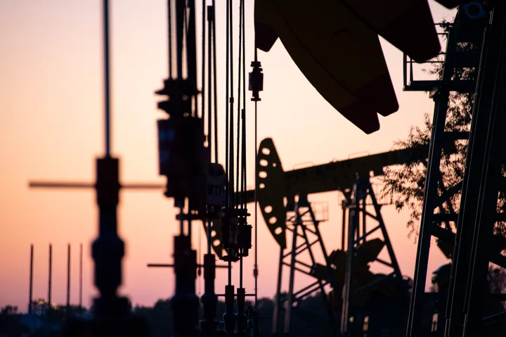 Silhouete de echipamente petroliere la apus, simbolizând influența Chinei în piața petrolului.
