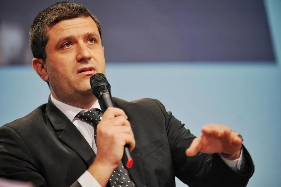 Ministrul Apărării discutând despre intervenția F-16 în Marea Neagră.