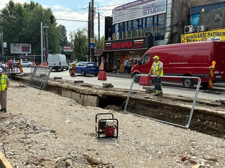 Carosabil surpat pe Bulevardul Basarabia, cu muncitori și echipamente de lucru.