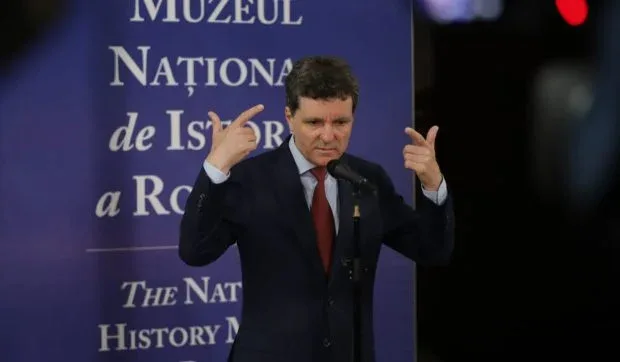 Nicușor Dan discutând despre criza politică și alegerile anticipate.