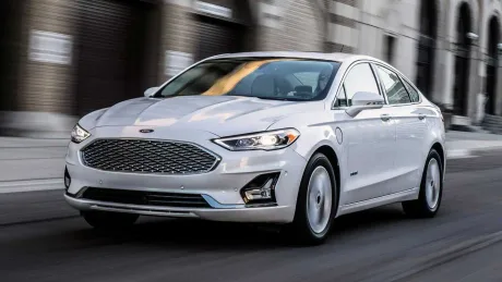 Un sedan Ford pe stradă, simbol al revenirii autoturismelor clasice în Europa.