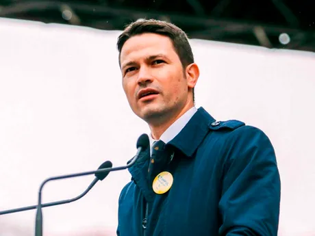 Robert Sighiartău discutând despre instabilitatea politică recentă.