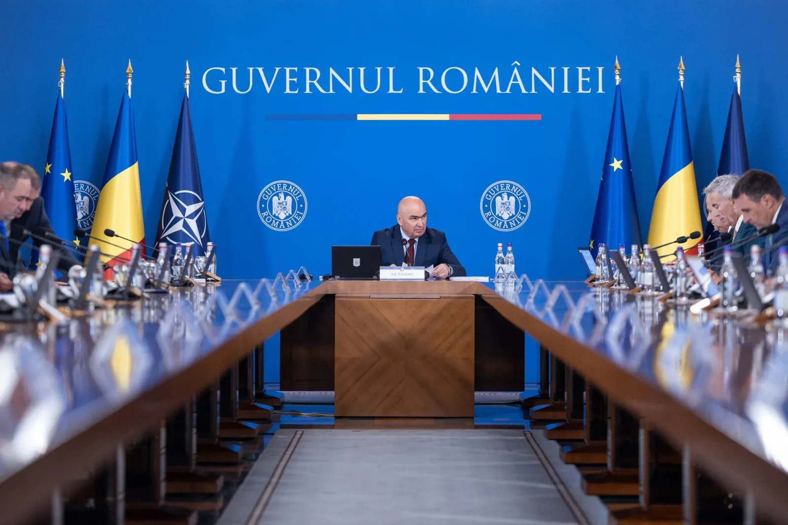 Ilie Bolojan discutând despre legea salarizării unitare în guvern.