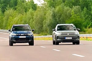 Două mașini circulând pe o autostradă europeană.