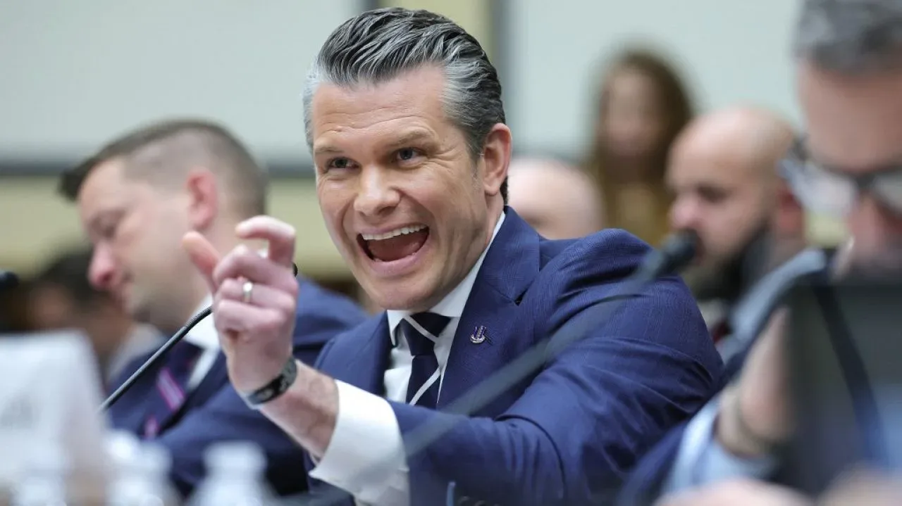 Pete Hegseth discutând despre victimele militare americane.