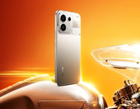 Smartphone-ul Realme P4s 5G cu baterie mare și ecran luminos.