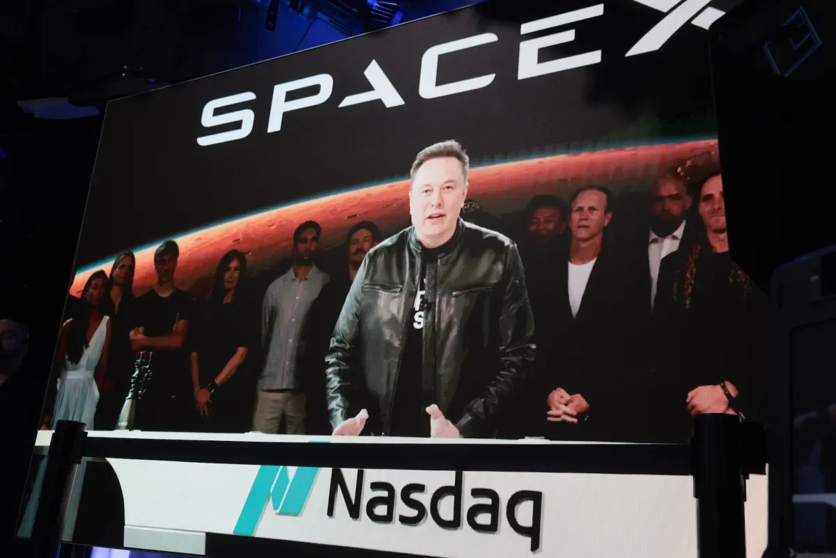 Elon Musk prezentând inovații tehnologice pentru comunicații rapide în centre de date.