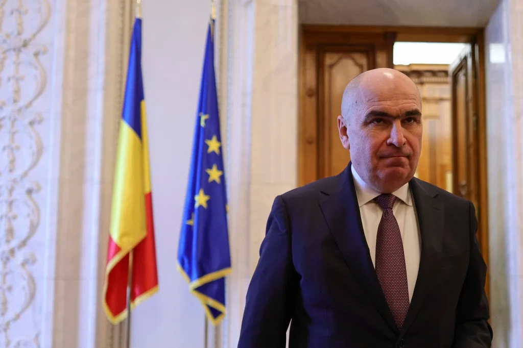 Ilie Bolojan discută despre reducerea accizei la carburanți în cadrul unei conferințe.