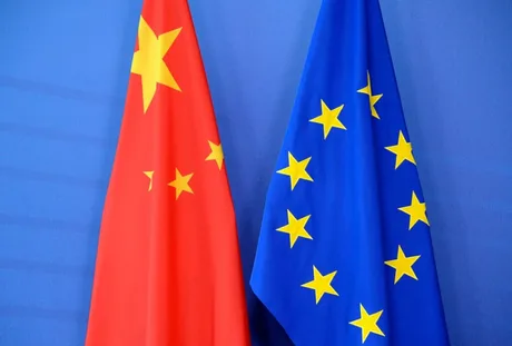 Steagurile Chinei și Uniunii Europene, simboluri ale relațiilor comerciale.