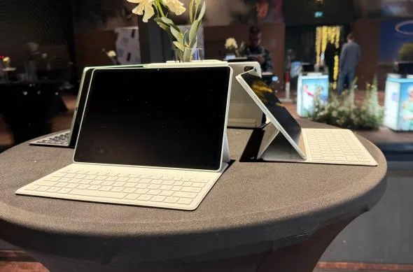 Tableta MatePad 11.5 S prezentată pe o masă.