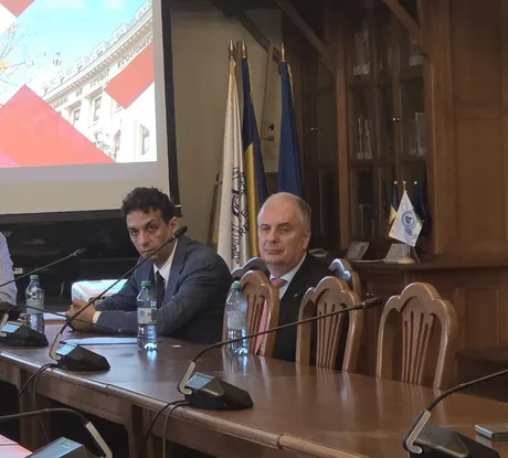 Discuții despre ROBOR și reglementările BNR la ASE, cu participanți la masă.