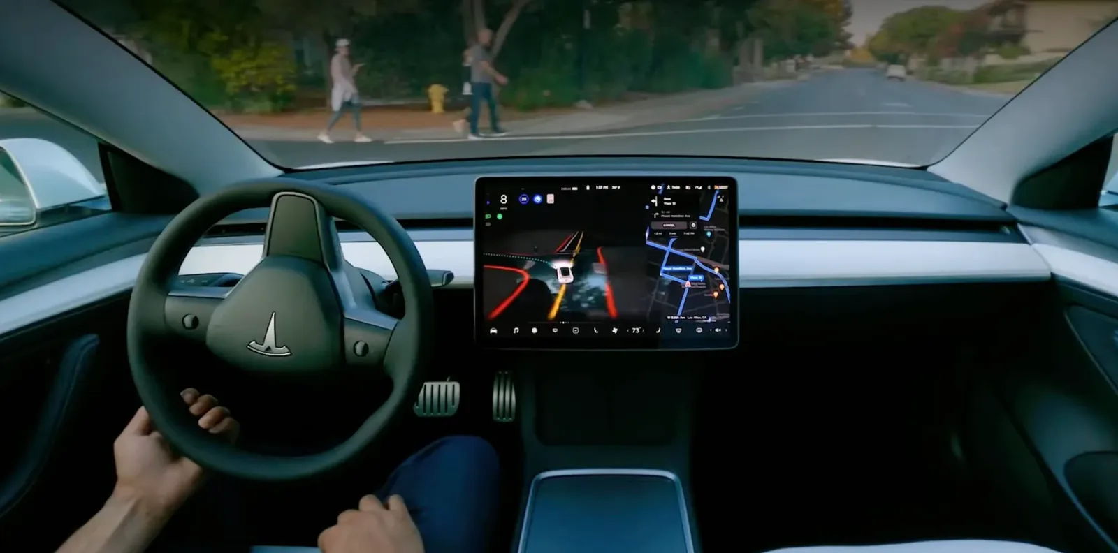 Interiorul unei mașini Tesla cu sistem de navigație avansat.