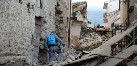 Clădiri avariate după cutremur în sudul Italiei, fără victime raportate.