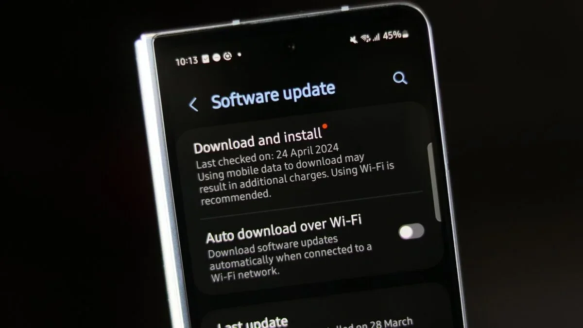Actualizare software pe un telefon Samsung cu One UI 8.5 beta.