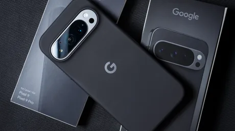 Telefoane Pixel 9 și Pixel 9 Pro cu carcasă Google.