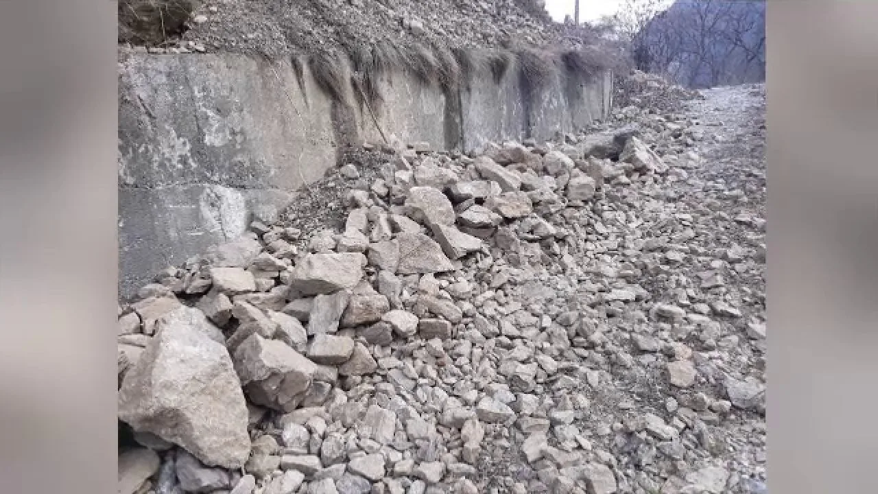 Zone cu risc de căderi de roci în Carpați, afectând infrastructura și turismul.