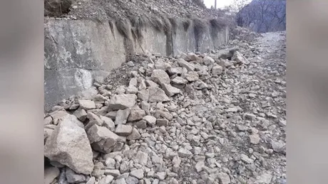 Zone cu risc de căderi de roci în Carpați, afectând infrastructura și turismul.