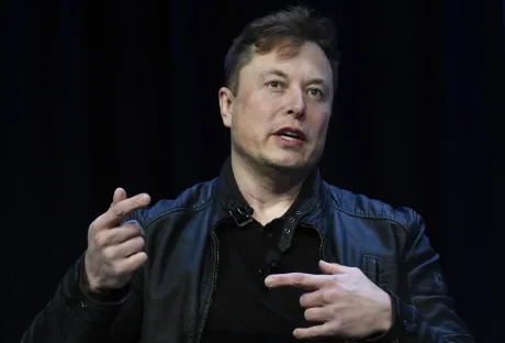 Elon Musk discutând despre inteligența artificială și economisire.
