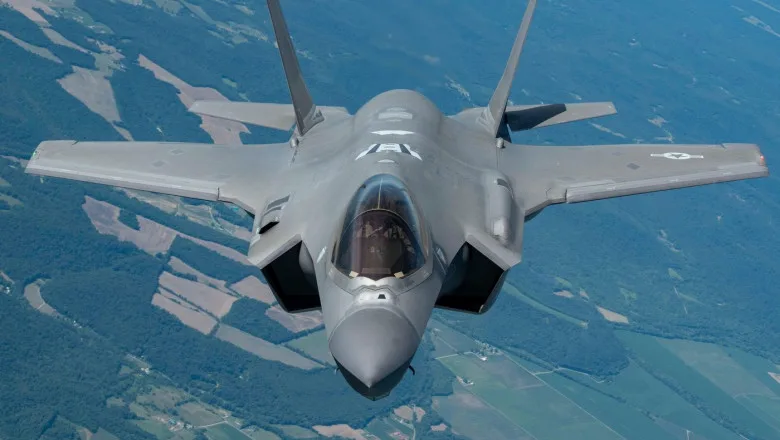 Avion F-35 în zbor, simbol al tehnologiei avansate militare.