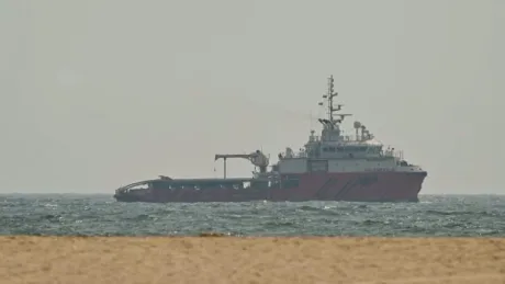 Nava comercială navigând pe Strâmtoarea Ormuz în ape deschise.