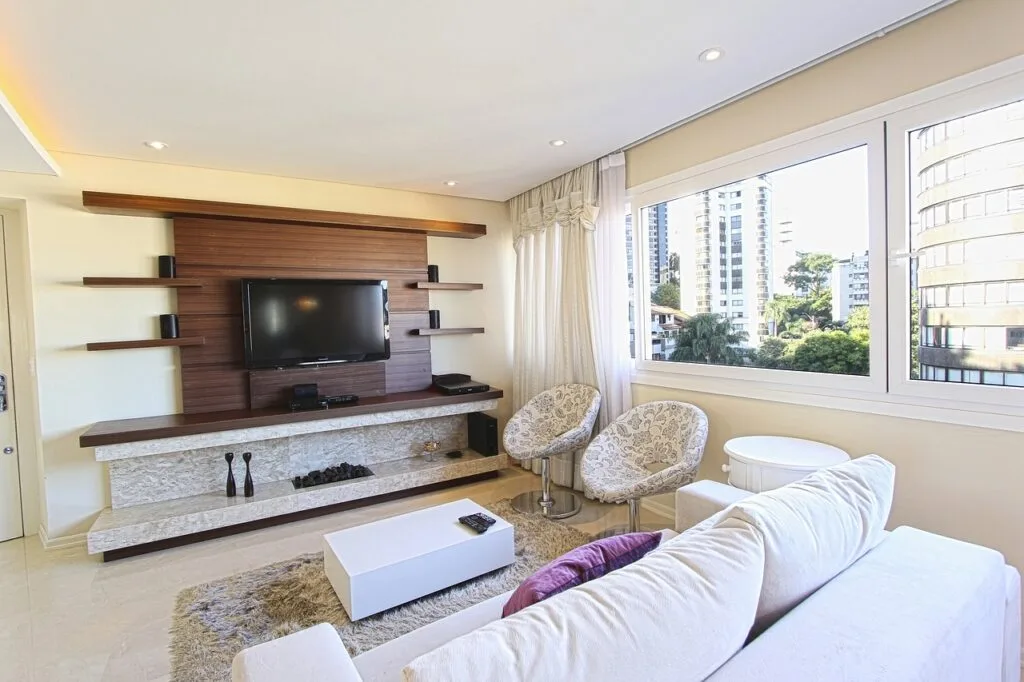 Un interior modern de apartament cu mobilier elegant și feronerie contemporană.