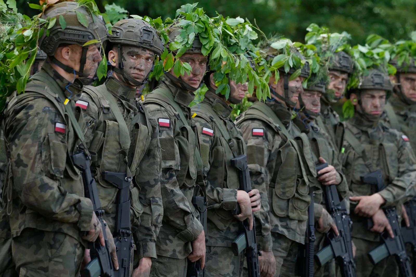 Rețea de rezerviști civili polonezi în timpul antrenamentului militar.