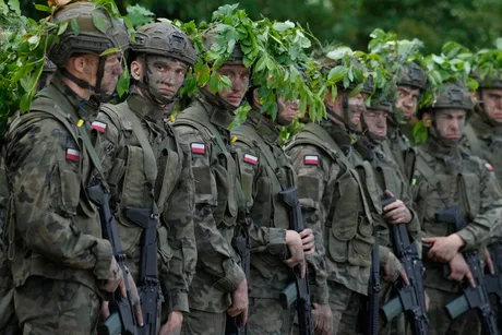 Rețea de rezerviști civili polonezi în timpul antrenamentului militar.
