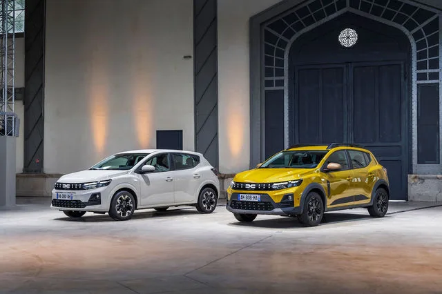 Două modele Dacia expuse într-un spațiu elegant, evidențiind designul modern.