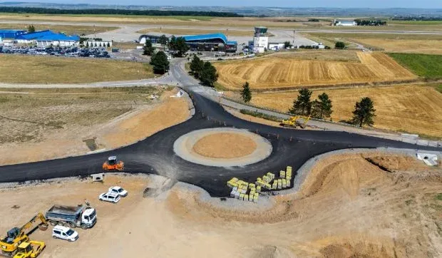Lucrări la sensul giratoriu pentru accesul la Aeroportul Suceava.