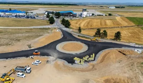 Lucrări la sensul giratoriu pentru accesul la Aeroportul Suceava.