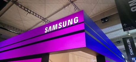 Ecran 3D de 32 inch pentru semnalistică digitală în spații comerciale mici.