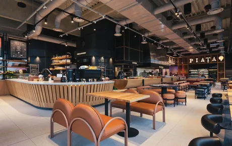 Interior modern al unui restaurant cu mese și scaune elegante