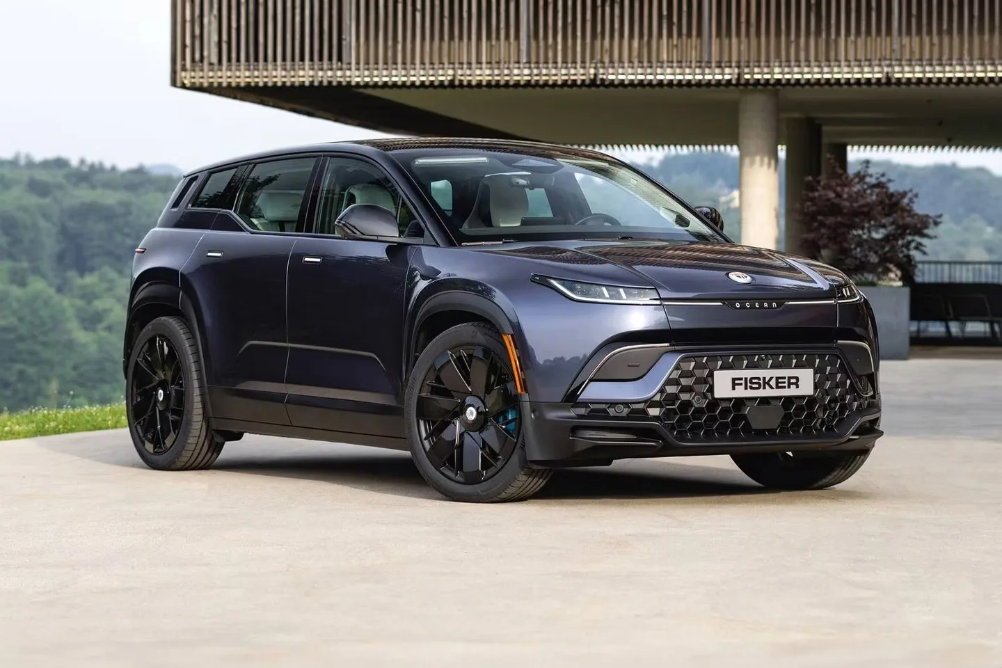 SUV-ul Fisker Ocean, un model electric modern, parcat într-o zonă urbană.