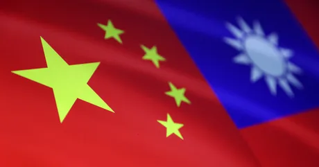 Steagurile Taiwanului și Chinei, simboluri ale tensiunilor regionale.
