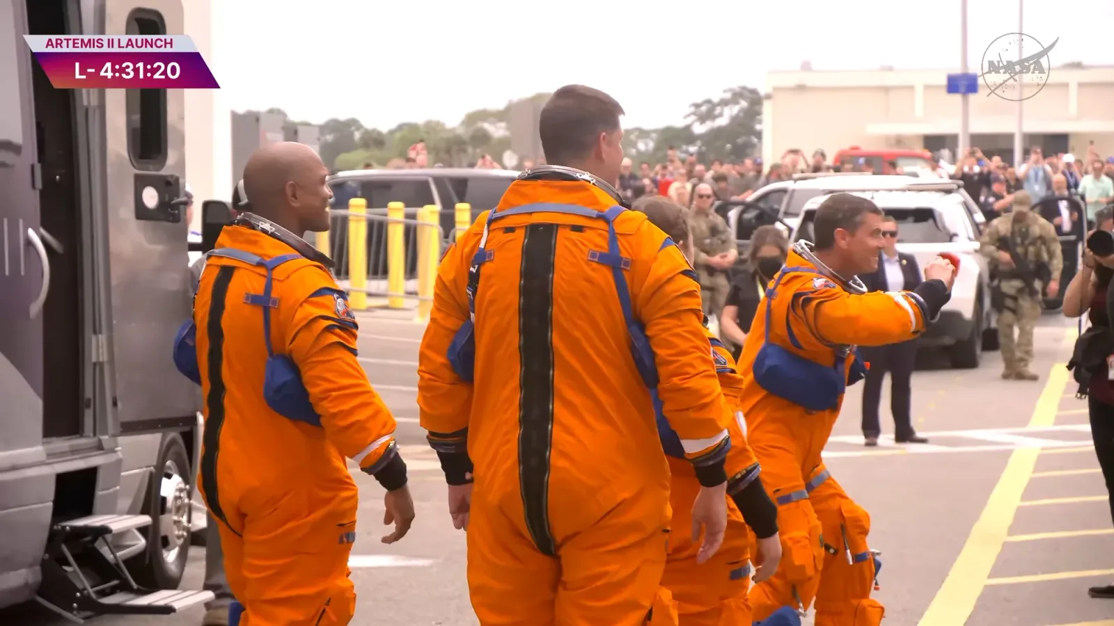 Astronauți pregătiți pentru lansarea misiunii Artemis II către Lună.