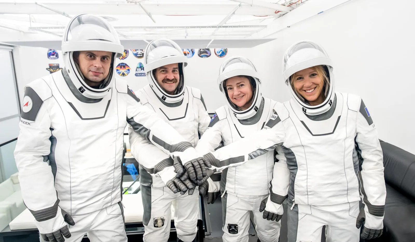 Echipajul Crew-12 pregătit pentru lansare, îmbrăcat în costume spațiale.