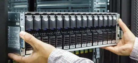 Echipamente de server pentru un centru de date AI în România.