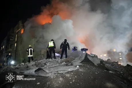 Intervenții de salvare după un atac devastator în Harkov.