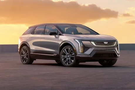 Un SUV modern parcat pe un fundal de apus spectaculos.