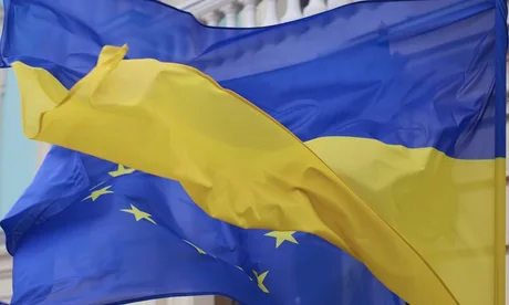 Steagul Ucrainei fluturând alături de steagul Uniunii Europene.