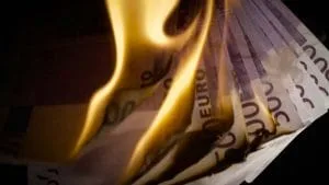 Bancnote de euro arzând, simbolizând pierderi financiare în agricultură.