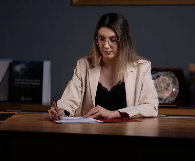 Ministrul Mediului discutând despre programul de baterii pentru prosumatori.